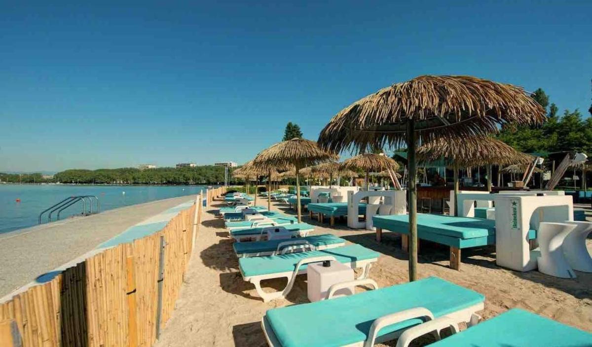 Golden Beach Parking Proche Du Lac Annecy Buitenkant foto